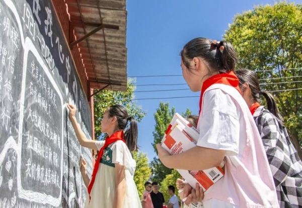 河南鲁山：海关携手爱心企业捐资助学 山村小学如童话般展现新貌-11.jpg