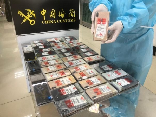 青茂海关连续查获3名旅客身藏手机入境案-1.jpg