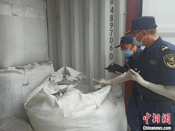 名为“铝块”实为“洋垃圾”广州海关依法退运51吨-1.jpg
