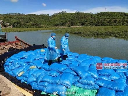 37.5吨涉走私即食鸡爪被钦州海关查获 冒用商标企图混入国内市场-1.jpg