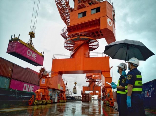 端午不打烊，海关冒雨加班保出口顺畅-1.jpg