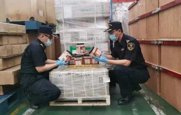 守护舌尖上的安全！前5个月青岛海关查获未准入境食品757吨-1.jpg