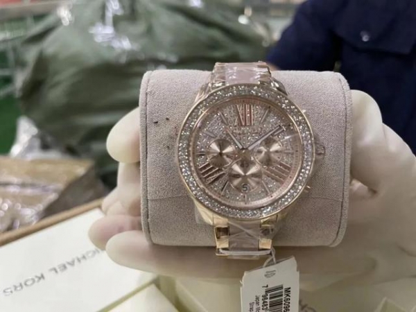 你买的“MK”可能是假表！东莞海关查获“MICHAEL KORS”侵权手表49只-2.jpg