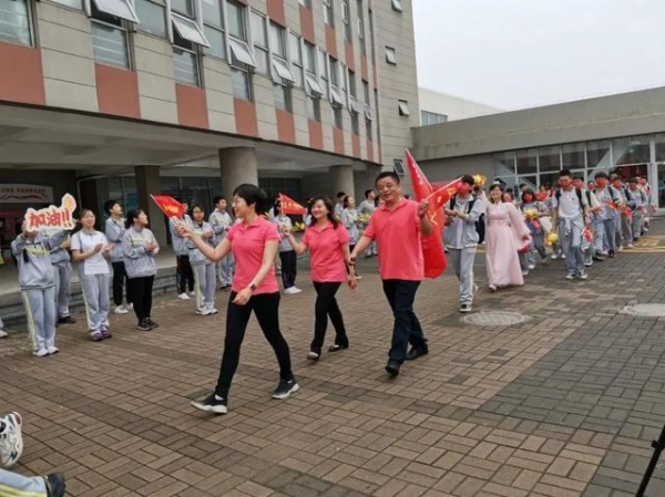 天津港保税区空港学校毕业班轻松减压迎中考活动纪实-20.jpg