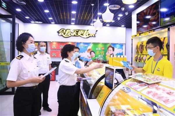 武汉海关加强口岸食品安全监督，守护旅客“舌尖上的安全”-2.jpg