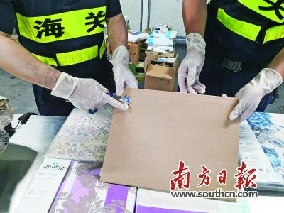 深圳邮局海关在过境快件中查获氯胺酮2850克-1.jpg