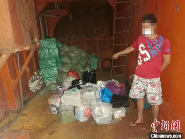 香港集货后小艇偷运入境 海关查获逾300万走私物品-3.jpg