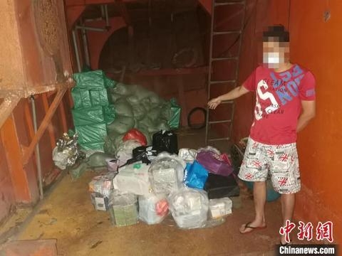 香港集货后小艇偷运入境 海关查获逾300万走私物品-2.jpg