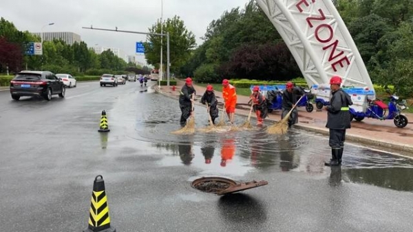 保税区筑牢防线 全力应对强降雨-11.jpg