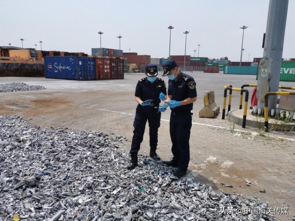 天津东疆海关查获134吨“洋垃圾”-1.jpg
