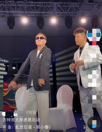 万梓良久违回港太激动！疑与海关人员起争执，两手都戴金表太吸睛-8.jpg