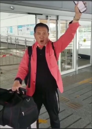 万梓良久违回港太激动！疑与海关人员起争执，两手都戴金表太吸睛-3.jpg