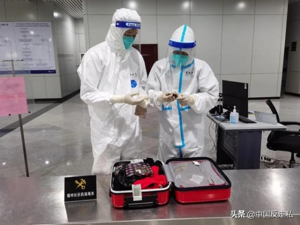 【国门利剑2021】福州海关在旅检口岸查获砗磲、玳瑁饰品一批-2.jpg