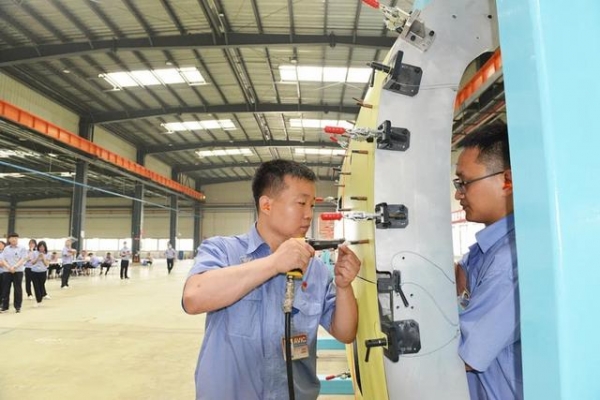 航空工业哈飞最新研制AC332直升机在保税区开铆-1.jpg