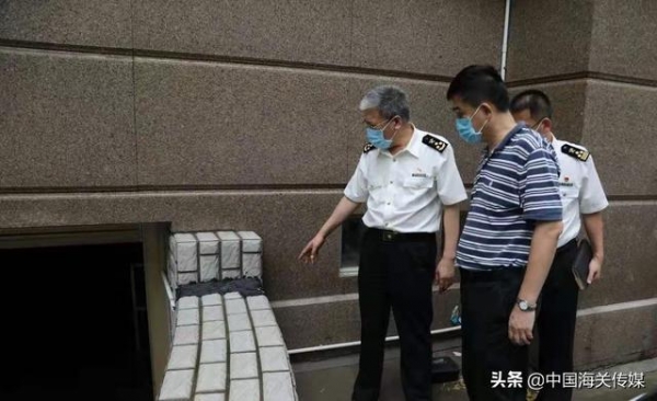 坚守工作在一线，不畏风雨海关人-2.jpg