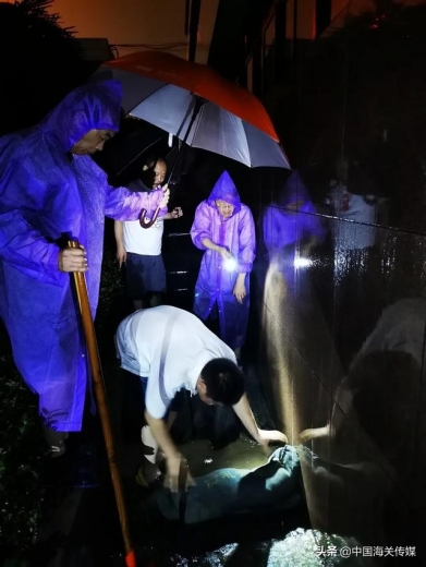 坚守工作在一线，不畏风雨海关人-15.jpg