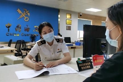湛江市上半年进出口总值突破200亿元-1.jpg