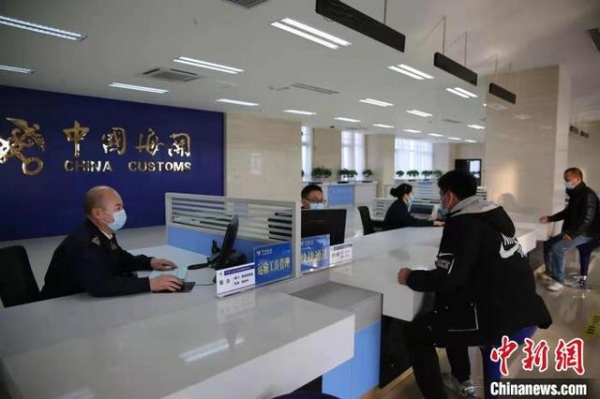 喀什海关：“7×24小时”预约通关守护国际货运通道-1.jpg