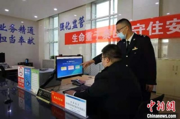 兰州海关“线上”验核30吨鲜苹果出口“一带一路”沿线国家-1.jpg