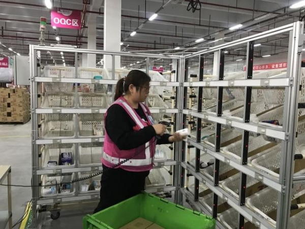 一线探访丨购买进口商品最快次日达，记者直击青岛西海岸新区“保税仓速度”-7.jpg