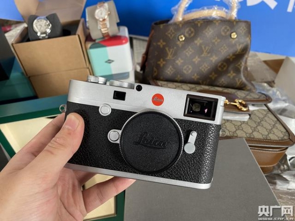 1000万元名牌手表皮包服饰藏匿货车被海关查获-1.jpg