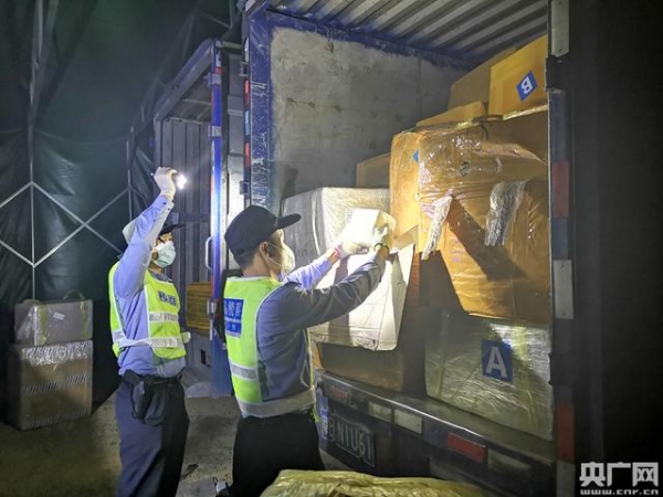 1000万元名牌手表皮包服饰藏匿货车被海关查获-3.jpg