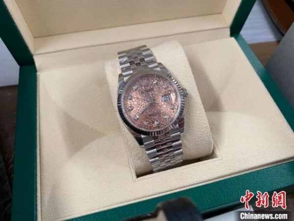 1000万元名牌手表皮包服饰藏匿货车被海关查获-1.jpg