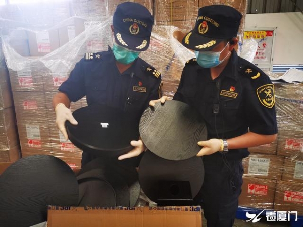厦门海关查获1.4吨二级重点保护野生植物水曲柳制品-2.jpg