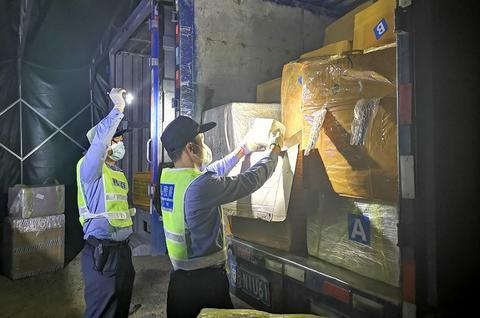 广州海关查获1000万元涉嫌走私名牌手表皮包服饰-1.jpg