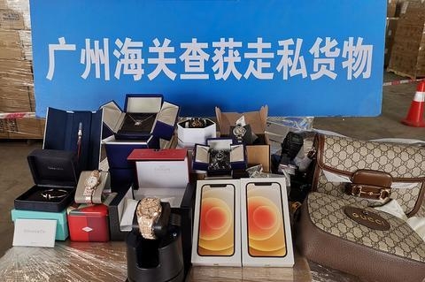 广州海关查获1000万元涉嫌走私名牌手表皮包服饰-2.jpg