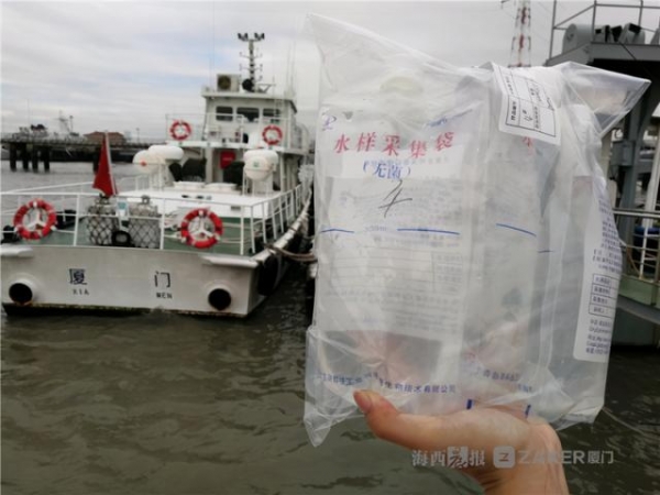 厦门海事联合海关防止外来生物入侵，首次对港区船舶压载水排放水域开展背景水样检测-2.jpg