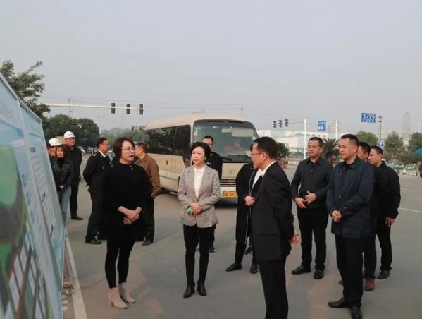 内江市副市长罗万东带队来区调研综合保税区建设情况-1.jpg