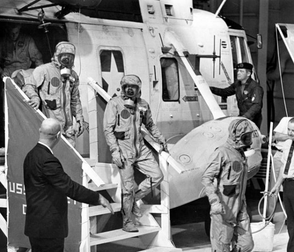 宇航员从月球回来还要过海关？50年前文件曝光，还带回太空货物-7.jpg