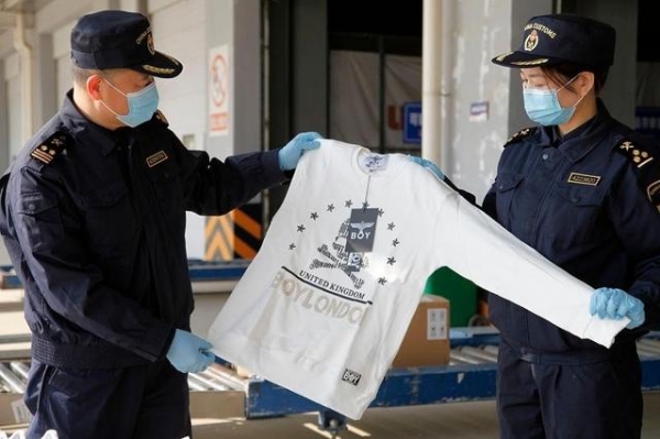 烟台海关查获一批进口侵权鞋和服装（图）-1.jpg