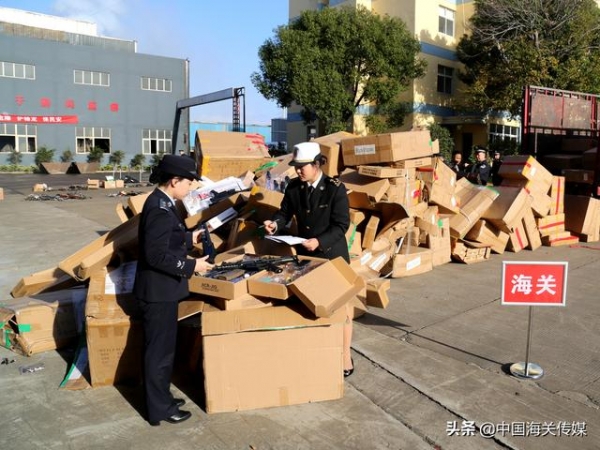 直击超规仿真枪销毁现场-1.jpg