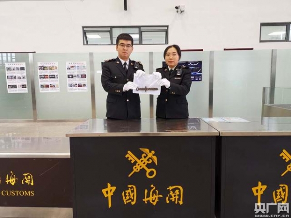 乌鲁木齐海关向文物部门移交珍贵文物（图）-1.jpg