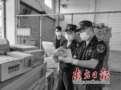 海关关员凌晨3点，赶回口岸“放行”-1.jpg