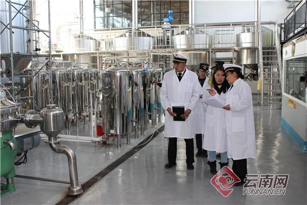 香格里拉海关助力迪庆青稞精酿啤酒顺利出口欧洲-2.jpg