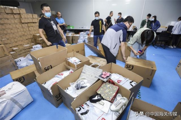 拱北海关查办“水客”走私案值逾18亿元-1.jpg