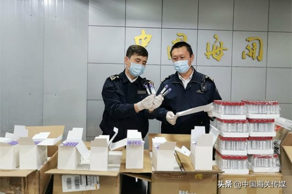 青岛流亭机场海关查扣3000支违规进境采血管-1.jpg