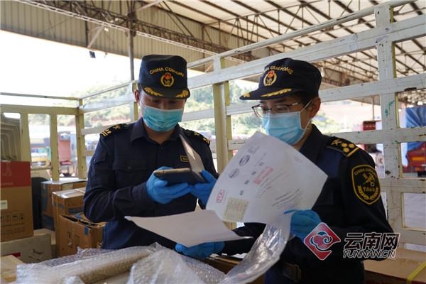 勐腊海关高效验放援助老挝核酸检测实验室设备物资-1.jpg