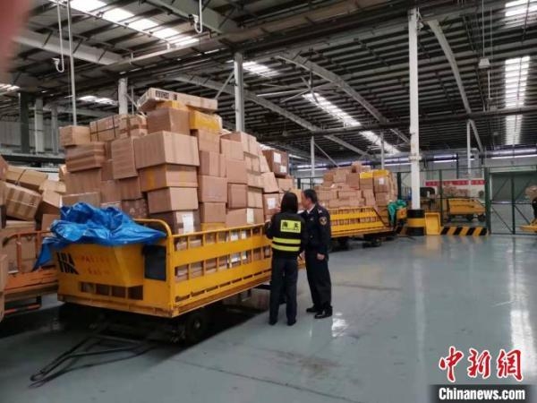 武汉天河机场跨境电商进出口货物量同比增长285%-2.jpg