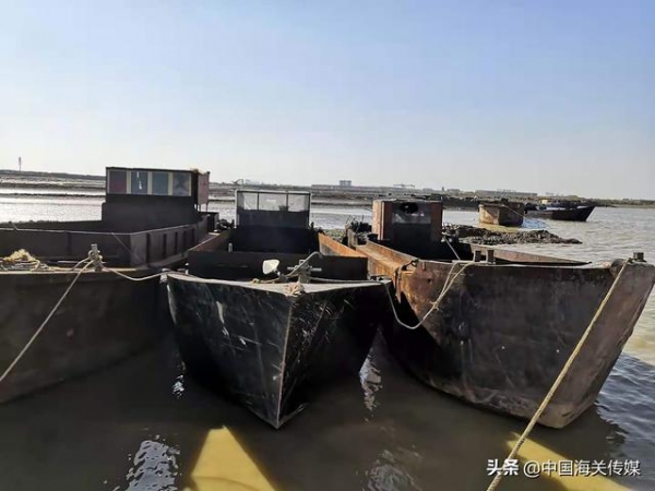 海关缉私警察跳水追缉，广州海关查获31艘“三无”走私船只-2.jpg