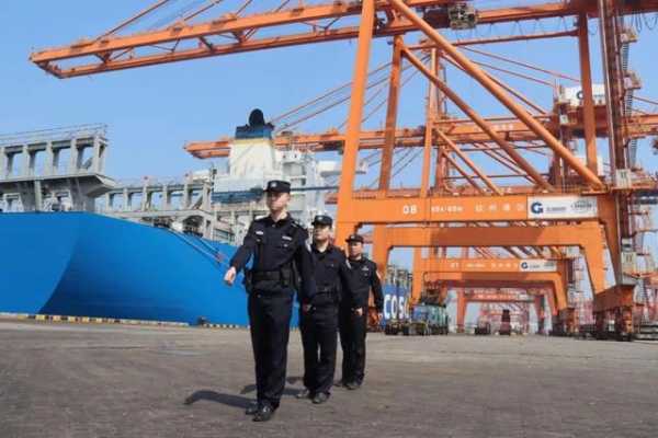 保税港国门“把关人”-18.jpg