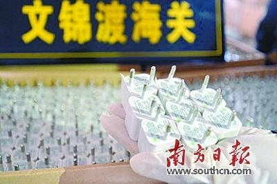文锦渡海关查获出口侵权充电插头3000个-1.jpg