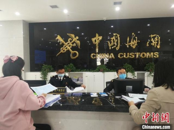 原产地证书“秒签”西安海关发出陕西首份智能审核原产地证书-1.jpg