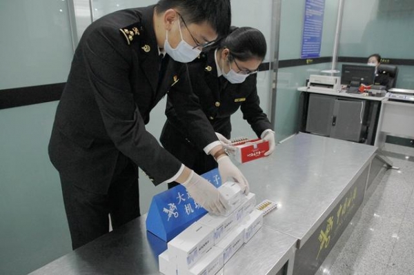 大连周水子机场海关查获人体胎盘素针剂550支-1.jpg