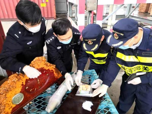 上海海关查获象牙制画轴和黄檀木摆件-1.jpg