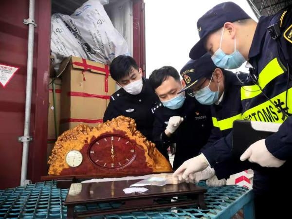 上海海关查获象牙制画轴和黄檀木摆件-2.jpg