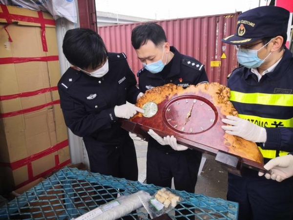 上海海关查获象牙制画轴14件、黄檀木摆件2件，已立案调查-1.jpg